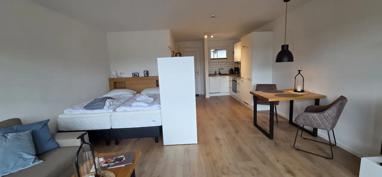 Gesamtübersicht Studio (Bett/Sofa/Essbereich/Küche) – Theos in Hahnenklee