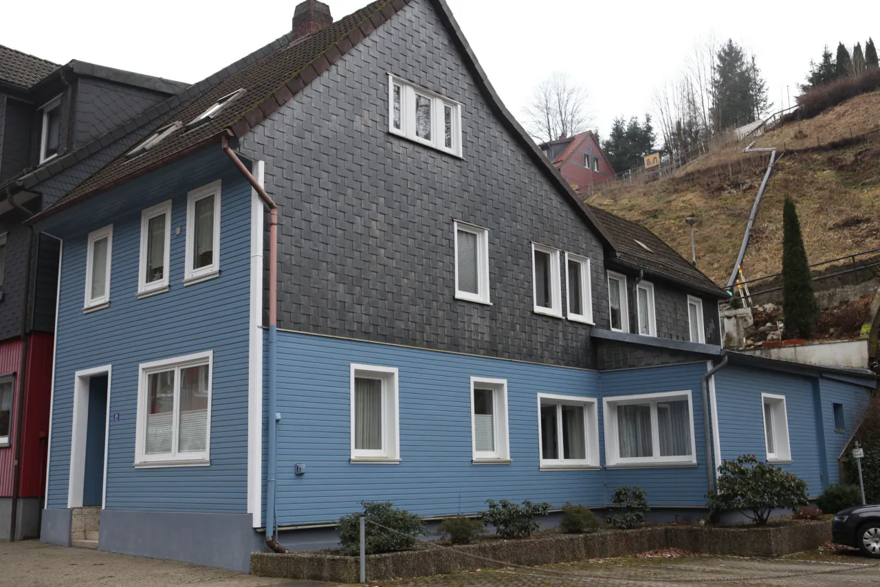 Außenansicht des Hauses von der Straßenseite – Harz-Hütte am Bohlweg in Wildemann