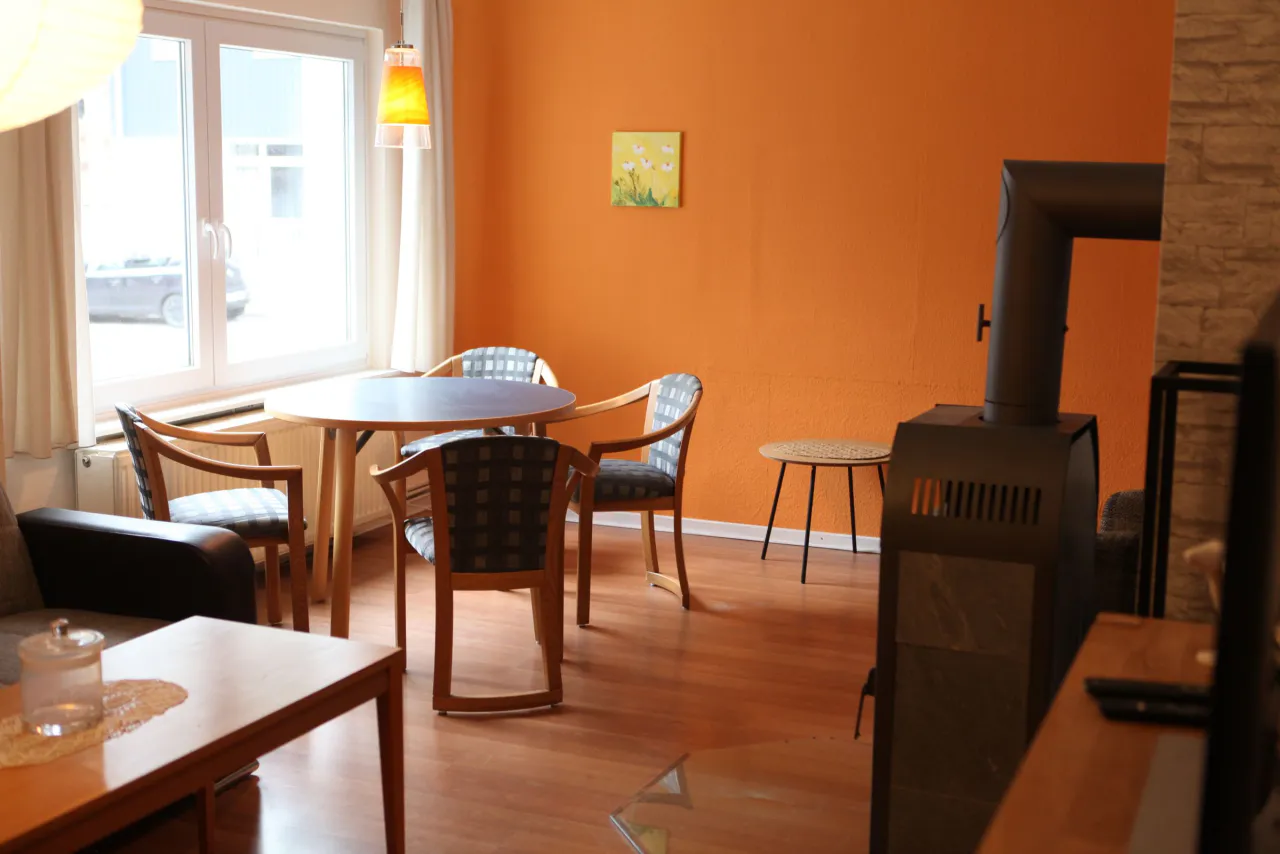 Essbereich mit rundem Tisch am Fenster – Harz-Hütte am Bohlweg in Wildemann