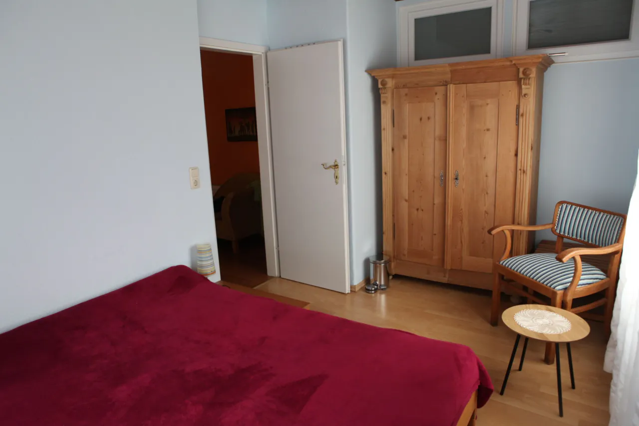 Schlafzimmer mit Doppelbett und Kiefernschrank – Harz-Hütte am Bohlweg in Wildemann