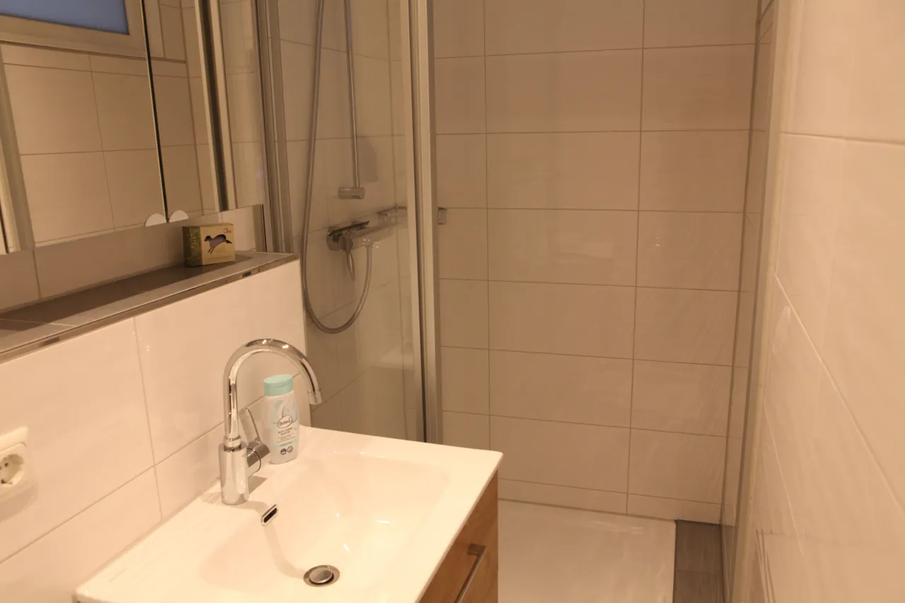 Badezimmer mit bodengleicher Dusche – Harz-Hütte am Bohlweg in Wildemann