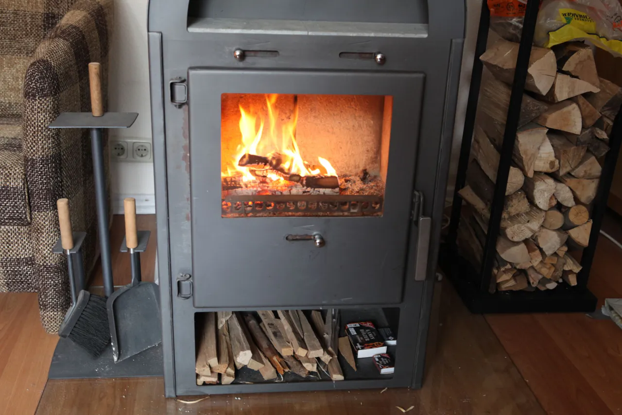 Kaminofen mit brennendem Feuer – Harz-Hütte am Bohlweg in Wildemann